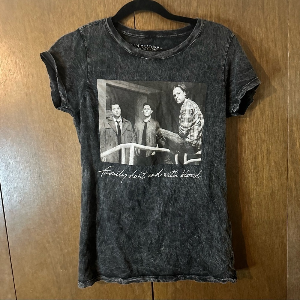Hot Topic Supernatural Family Blood Acid Wash Girls 2XL SS T-Shirt Women’s S-M - Picture 4 of 10